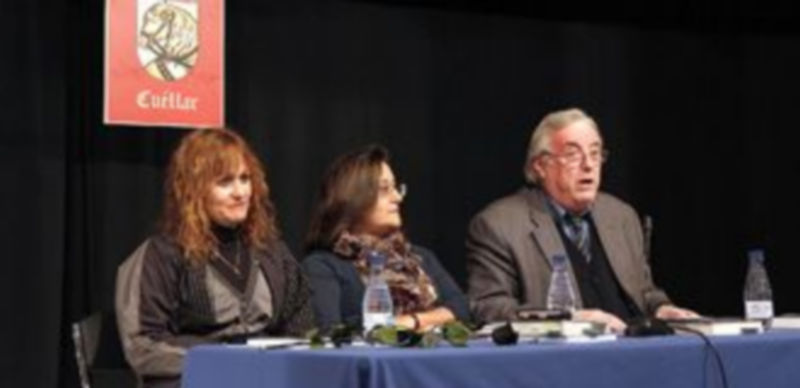 Elena Gómez (izq) y José Luis G. Coronado junto a la concejala de Cultura durante la presentación./ Gabriel Gómez.