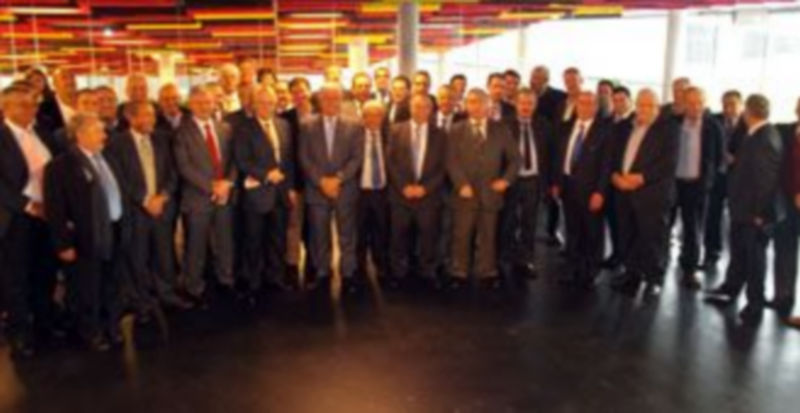 Foto de familia de los asistentes a la inauguración de la nueva cafetería de la Universidad Autónoma de Madrid. / F. Descalzo