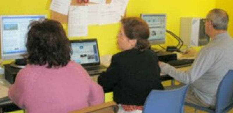 Alumnos durante uno de los cursos impartidos en el Centro de Día./E.A.