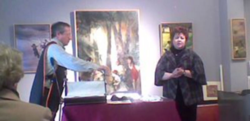 Lola Catalá explica a los asistentes las operaciones que Blas Ferreras realiza para la obtención de un grabado. / A. B.