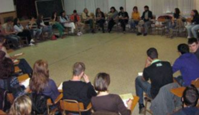 En la sesión del Club de Lectura se recitaron varias obras de poemarios de David Hernández Sevillano. / El Adelantado.