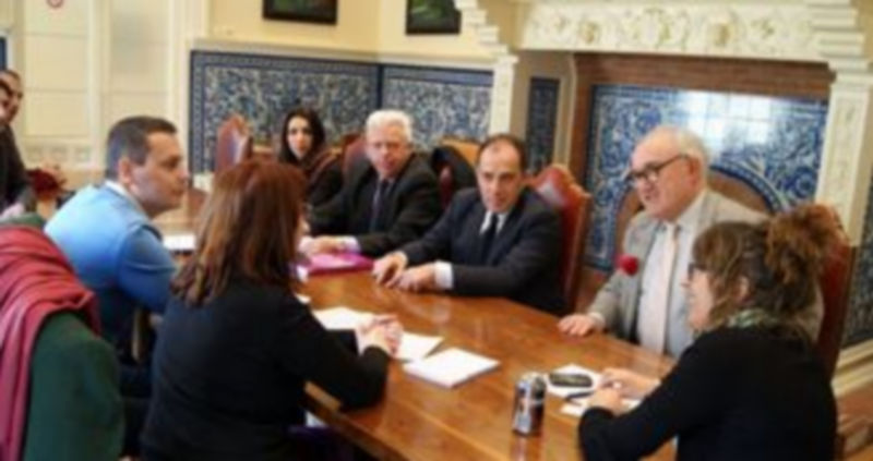 Imagen de la reunión mantenida por la delegación búlgara y Blanca Valverde y Javier Giráldez (dcha.). / El Adelantado
