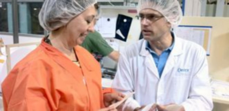 Pilar Sanz atiende las explicaciones sobre algunos de los productos que se fabrican en Ontex Peninsular. / El Adelantado