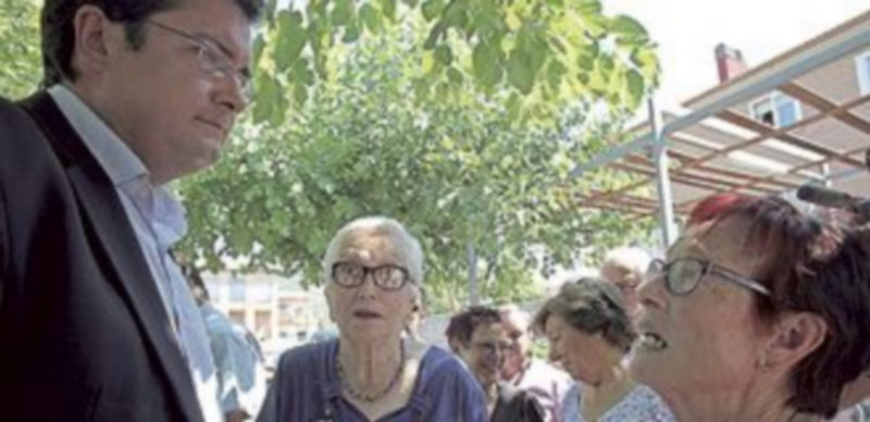 Óscar López visita la localidad de Sotillo de la Adrada (Ávila). / M.M. (Ical)