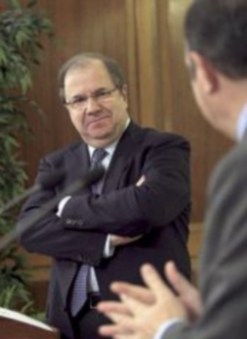 Herrera exige una financiación solidaria y no soluciones aisladas 1 Juan Vicente Herrera escucha de forma sonriente la intervención del presidente riojano Pedro Sanz. / Ical