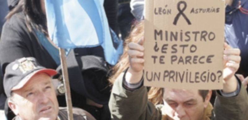 Una cuenca minera rota de dolor 1 Entre los rostros de dolor también hubo protestas contra el Gobierno por su política sobre el carbón. / ICAL