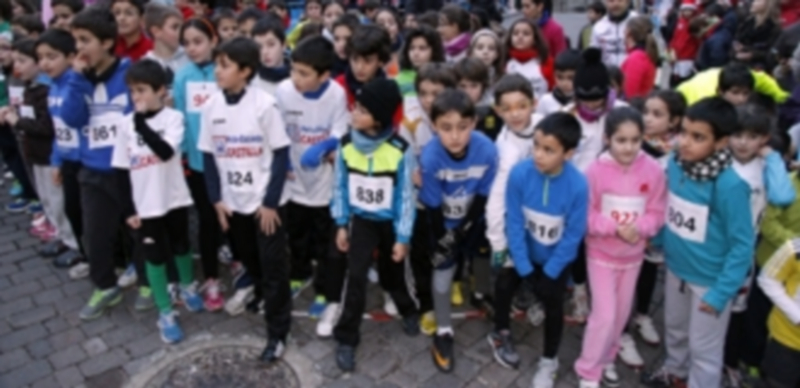 Salida de los corredores de la categoría absoluta desde la Plaza Mayor de la villa. / Gabriel Gómez