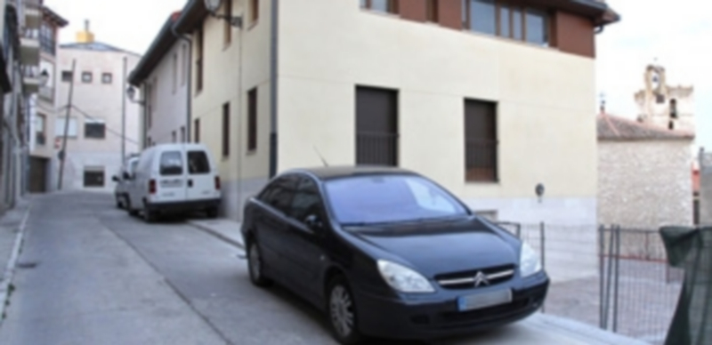 Vehículos estacionados en la acera de la calle Solana Alta./ Gabriel Gómez