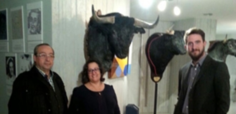 Representante de ‘El Gallo taxidermia’ y concejales en la inauguración. / E.A.