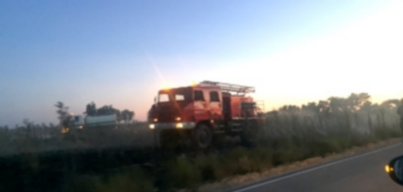 Dotaciones de los bomberos controlaron el fuego rápidamente. / C.N.