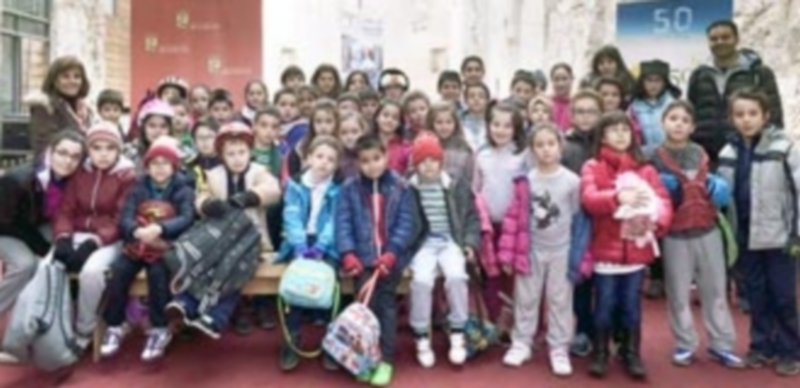 Grupo de alumnos de Navalmanzano en su visita a la villa. / C.N.