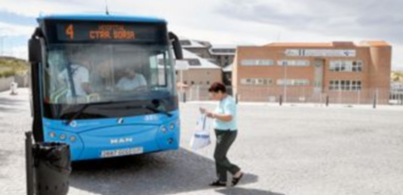 La parada actual se encuentra ubicada en uno de los espacios interiores de acceso al complejo hospitalario. /A.Benavente.