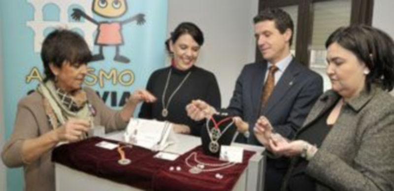 Los concejales observan las joyas en el Centro de Asociaciones. / A. Benavente.