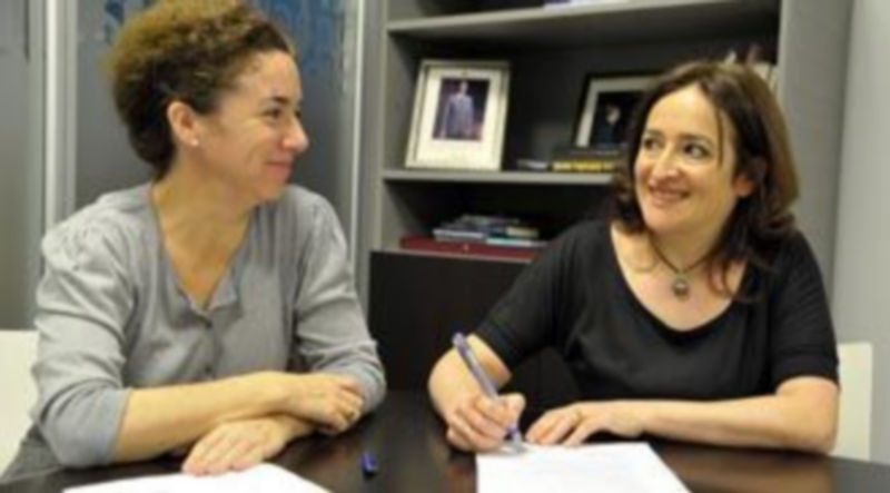 La consejera delegada de El Adelantado y María José Esteban han firmado un convenio de colaboración. / Alberto Benavente.