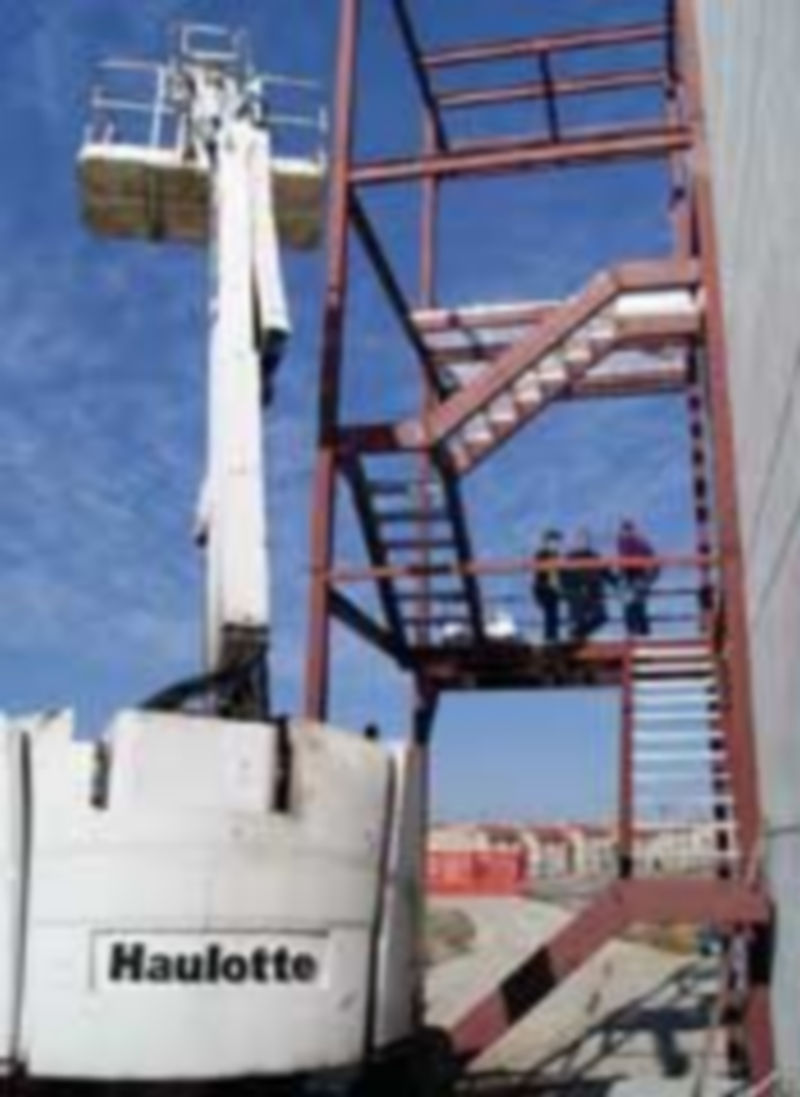 La torre de maniobras de los bomberos entrará en servicio este mes. / E.A.