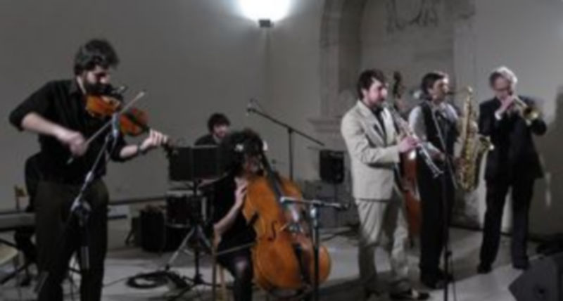 Un cliente se dispone a probar la tapa y una cerveza en uno de los establecimientos participantes. / Kamarero