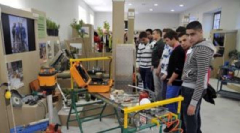 El PSOE pide a las instituciones que impulsen planes activos de empleo 1 Un grupo de jovenes