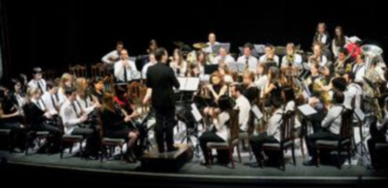 Más de cincuenta músicos se uneron en el escenario para ofrecer un concierto de calidad artística y gran variedad de estilos musicales. / Kamarero