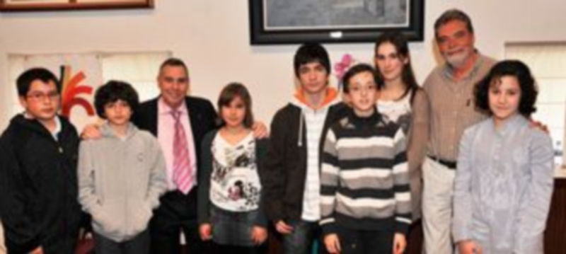 Los ganadores del octavo concurso de poesía que convoca la asociación de vecinos de San Lorenzo. / KAMARERO