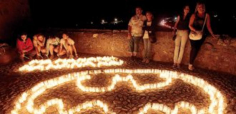 Uno de los curiosos dibujos que los visitantes realizaron con velas ayer en Pedraza. / Lara Mazagatos