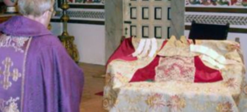 Un regalo de Navidad para La Fuencisla 1 El rector del santuario bendijo el manto y las nuevas vestiduras de la virgen./M.G.