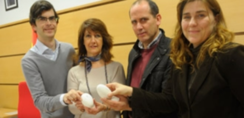 Los organizadores muestran la materia prima del concurso. / Kamarero