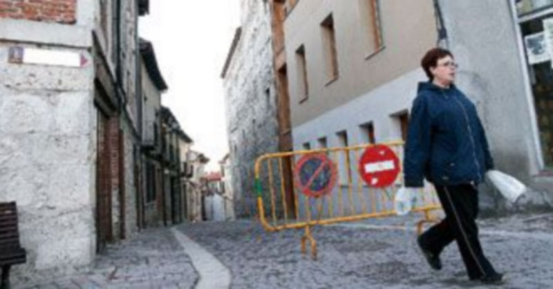 La calle El Colegio permanece desde ayer cortada al tráfico rodado. / GABRIEL GÓMEZ