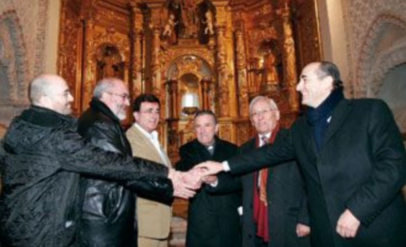 Responsables de las diferentes entidades que han intervenido en la restauración durante el acto en el templo./GABRIEL GÓMEZ