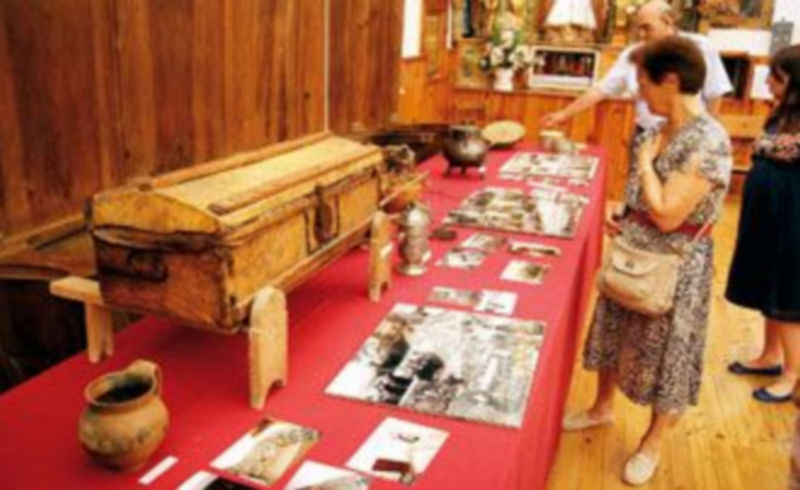 La exposición puede visitarse en el coro bajo del convento hasta el  domingo 15 de agosto. / GABRIEL GÓMEZ