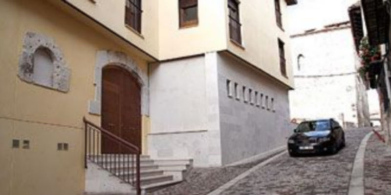 Una de las puertas de acceso al espacio cultural que se adecuará en Niñas Huérfanas. / GABRIEL GÓMEZ