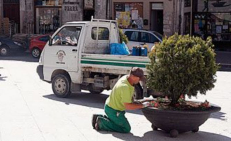 Varios de los nuevos trabajadores contratados por el Ayuntamiento son peones de jardinería. / gabriel gómez