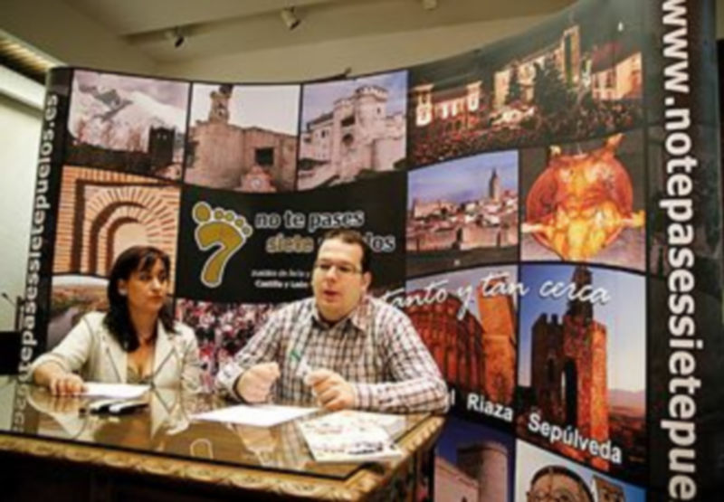 El gerente del colectivo y la concejala de Turismo de la villa durante la presentación de la guía./Gabriel Gómez