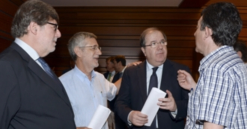 Herrera toma posesión en su quinto mandato como presidente 1 Juan Vicente Herrera (c) junto a los secretarios regionales de CCOO y UGT y el presidente de CECALE. / Efe