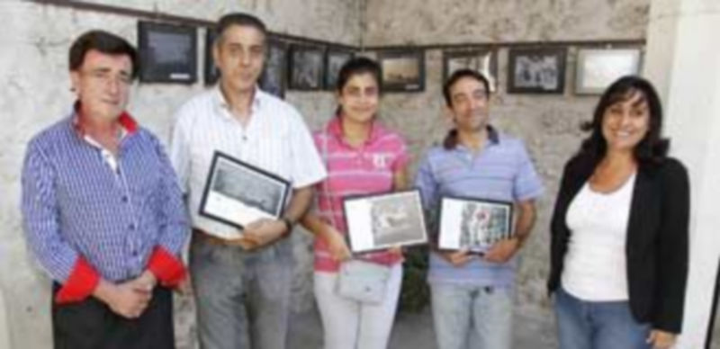 Los ganadores de la pasada edición junto a las autoridades tras la entrega de premios. / Gabriel Gómez