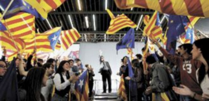 Por muchas banderas de la Unión que utilice Mas en sus mítines