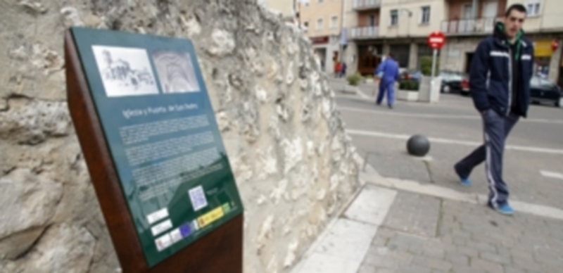 Atril informativo instalado junto a la iglesia de San Pedro del municipio./Gabriel Gómez