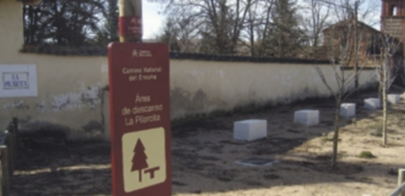 Área de descanso La Pilarcita con la Ermita al fondo