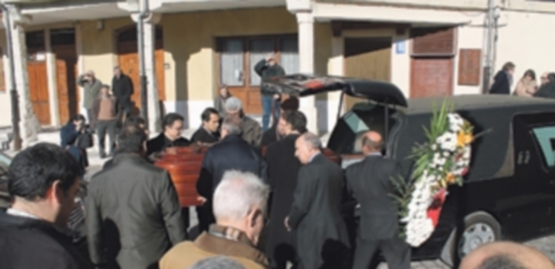 Los restos mortales de Luiz Zarzuela a su salida de la iglesia de San Miguel. / Chantal Núñez