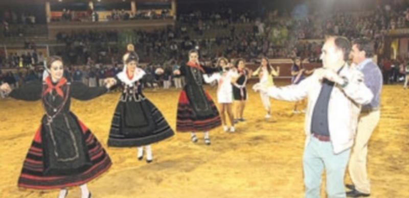 García pide disculpas por el accidentado ciclo de encierros 1 Las fiestas finalizaron con el tradicional desfile de peñas