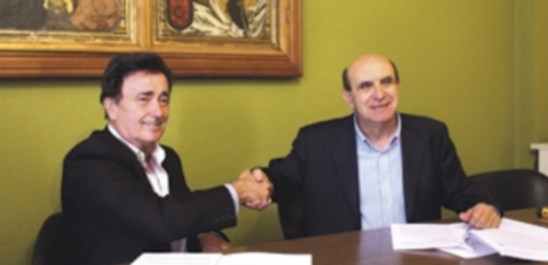 Firma del contrato de alumbrado público por el alcalde y Eduardo Pérez