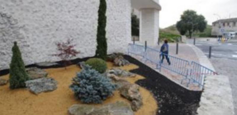 Nuevo espacio ajardinado junto al arco de San Basilio y el Castillo. / Gabriel Gómez