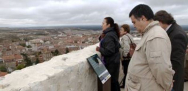 La guía conduce al visitante en su recorrido por los dos tramos del adarve de las Murallas. / Gabriel Gómez