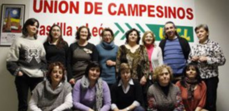 Participantes en la asamblea de Ismur junto al presidente de UCCL./ Ical