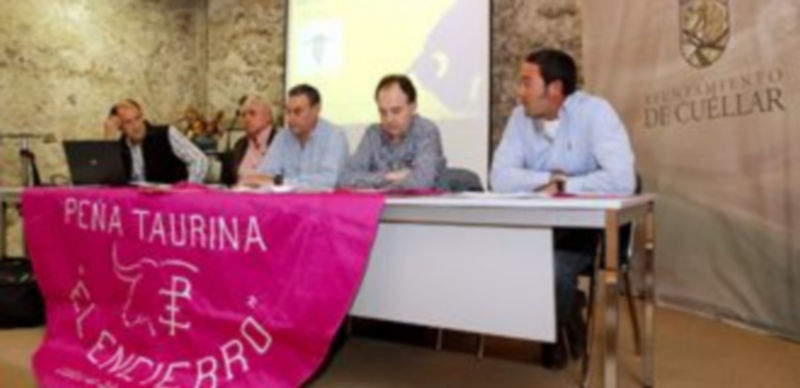 Los representantes del Ayuntamiento y los colectivos durante el desarrollo del foro. / Gabriel Gómez