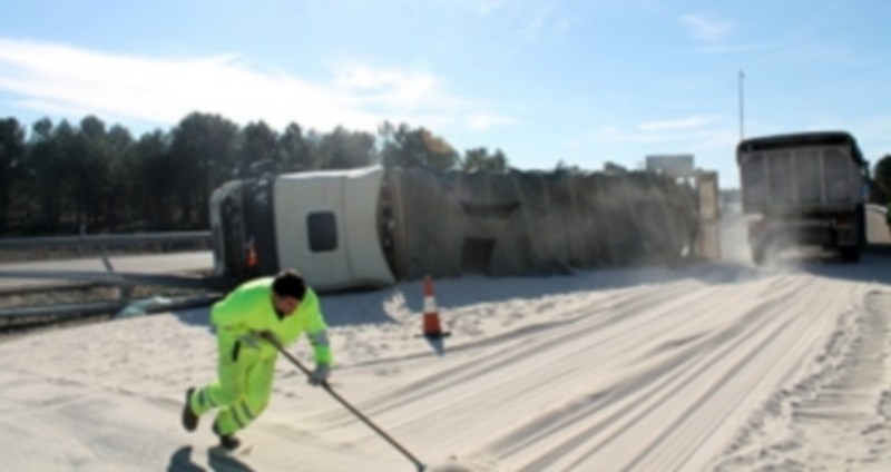Los operarios trabajaron para restablecer la normalidad y la seguridad en este punto de la autovía./ C. N.