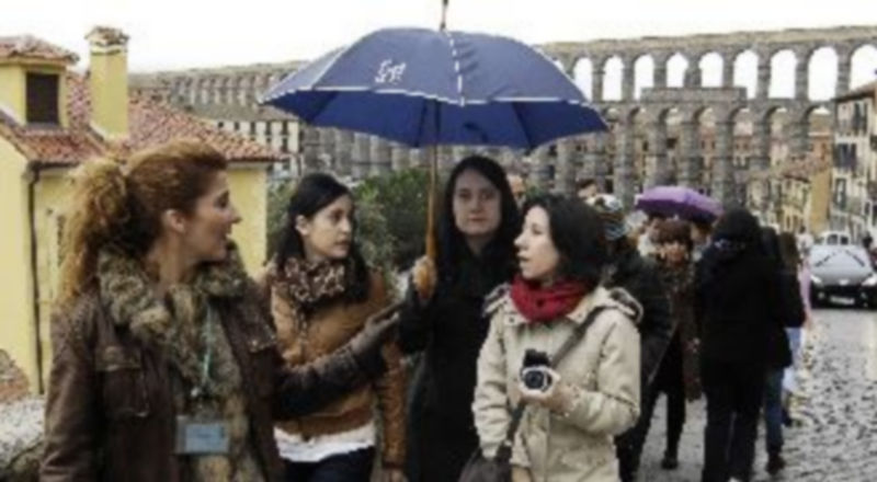 La guía ‘365 experiencias con tus hijos’ invita a visitar Segovia 1 Imagen de archivo de una visita guiada en la ciudad de Segovia. / A. Benavente