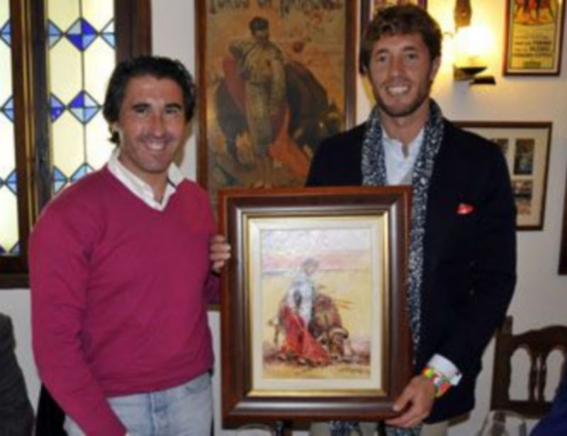Manuel Escribano junto a su apoderado Manuel Campuzano muestra el óleo de Lope Tablada. / Juan Martín