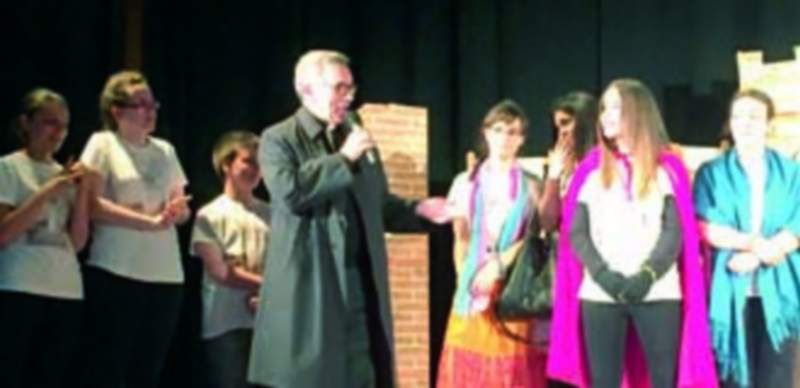 El Obispo dando la enhorabuena al grupo cuellarano. / C. Núñez