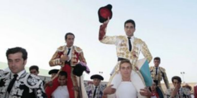 Imagen de Javier Castaño en hombros en Cantalejo