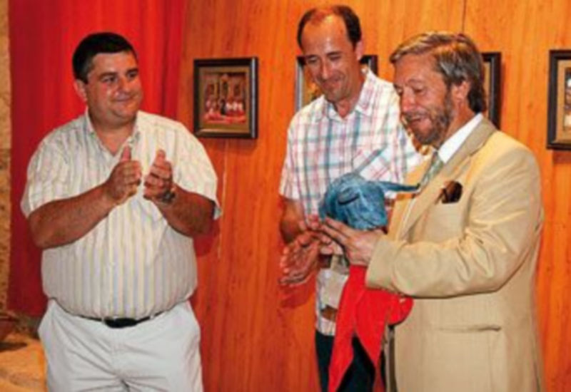 Tablada recibió un trofeo